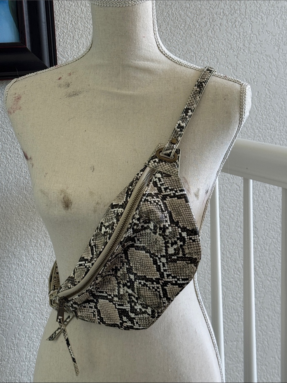 THE DROP Faux Snakeskin Crossbody Sling Bag/Fanny Pack, NWT/NWOT